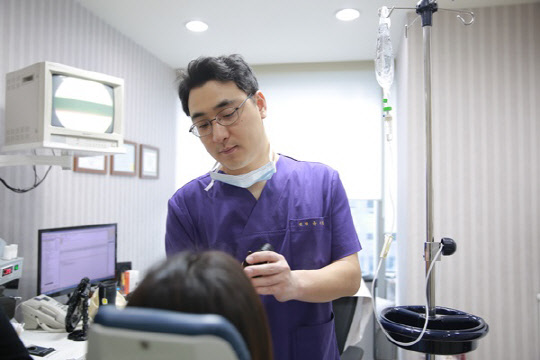 ▲ 삼성드림이비인후과 강남점 윤석영 원장  사진제공 : 삼성드림이비인후과 강남점